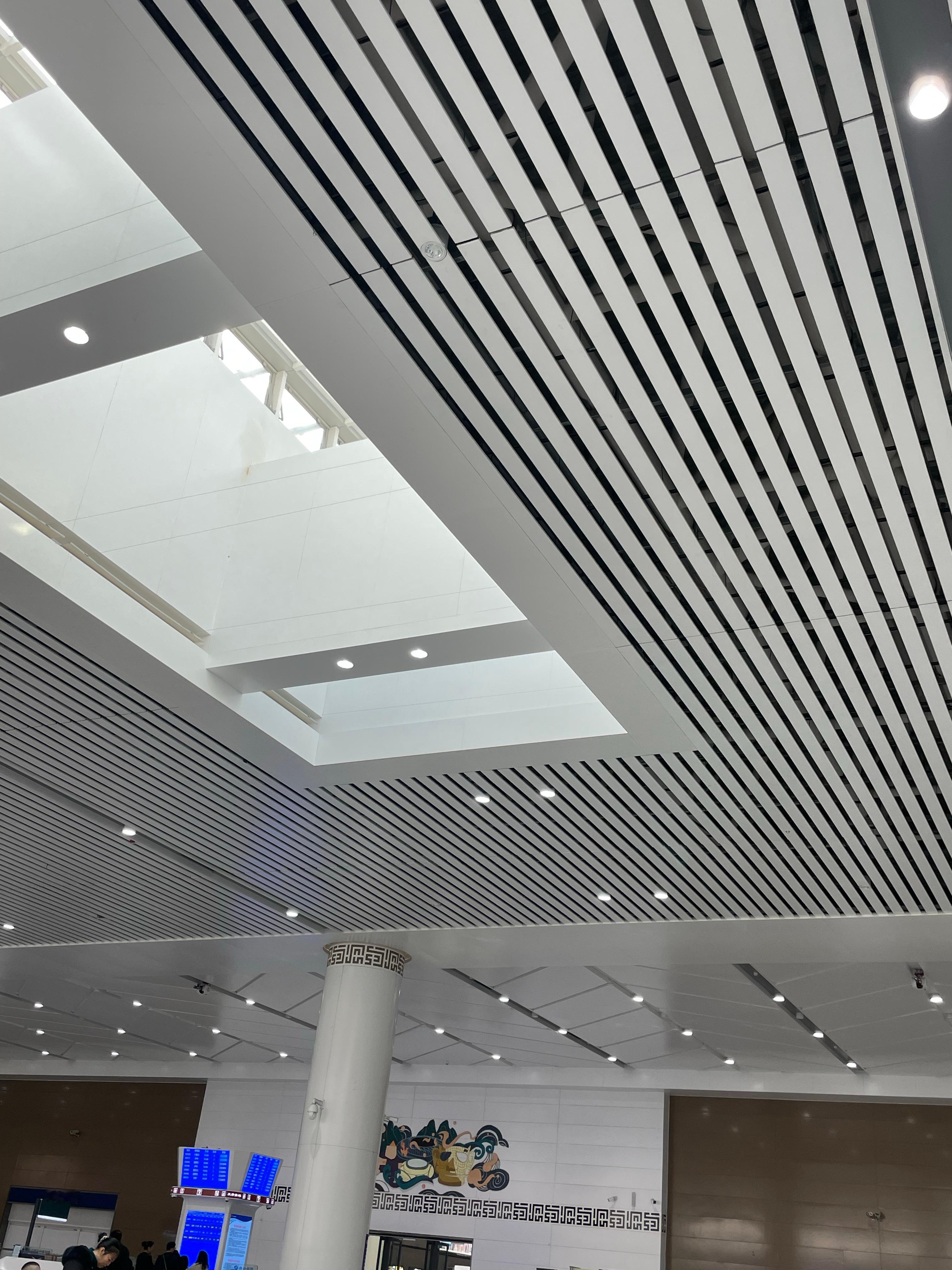 今天体验了一下四川天府机场的中转，我必须说设计的合理性是非常不友好，甚至可以说是