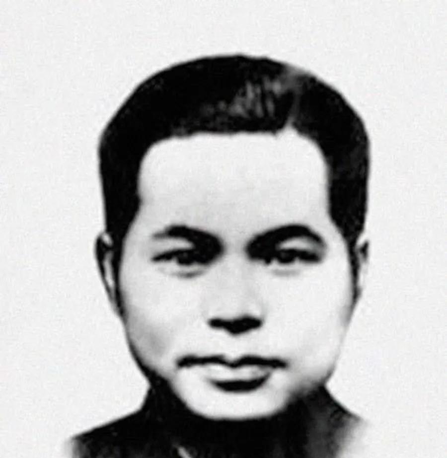 1947年，一军统特务跟老婆吵架后上夜班儿，平时只是带着耳机听京剧评戏的他，这次