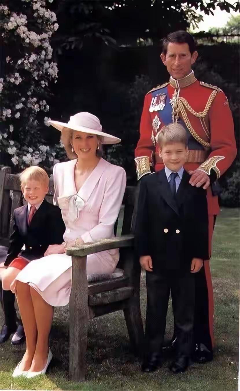 各国都在发布自己的圣诞全家福，但是最想看的还是有黛安娜王妃的全家福。靓丽的王妃带