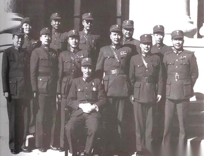 蒋介石有个死结，他手下最能打的将军，没一个是他自己人。他最信任的，是黄埔出来的