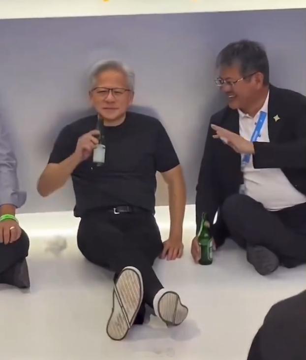 黄仁勋还是太接地气，直接坐地上就喝酒