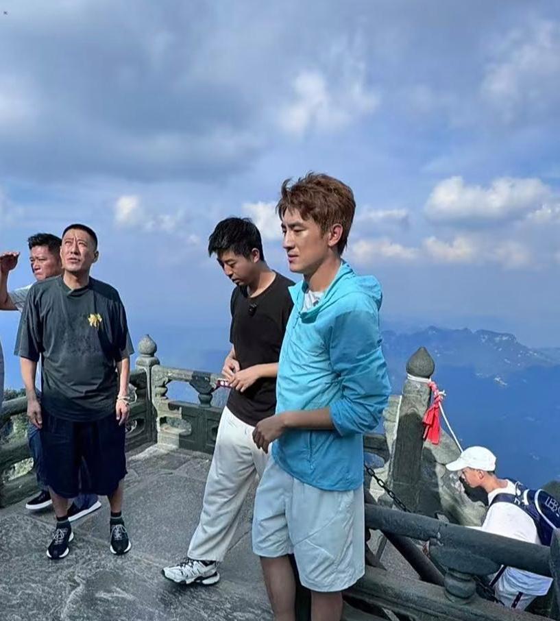 林更新和朋友一起爬武当山，他的穿衣打扮好帅气，真人很高很瘦，颜值很出众，比普通路