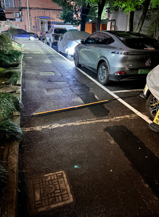 电车真的省钱啊！最早的时候买的是三千瓦的随车充，说实话，速度还是很慢的，车子全