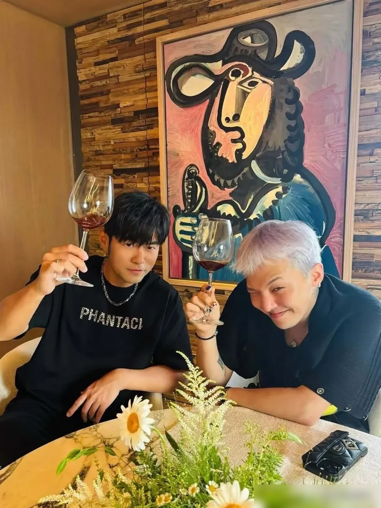全网都在等他们合作，结果这两个人私底下，只顾着喝酒看画。10月9日BIGBANG在台北开唱，周杰伦不