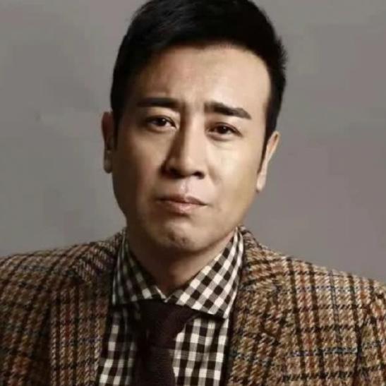 2012年，演员于和伟说：“我妈那一辈人真的有些重男轻女，在她生前，她经常骂我大