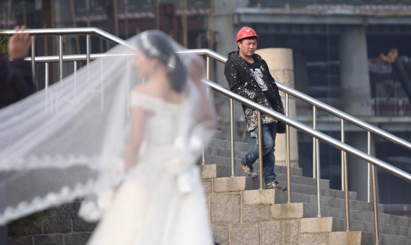 现在找对象难，主要是因为男女意识觉醒了。当别人问找对象有啥要求，很多人说“有感觉