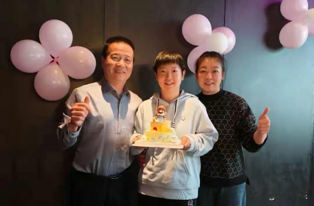 孙颖莎舅舅来机场接机！孙颖莎一个人推着箱子走VIP通道，身边除了工作人员半个