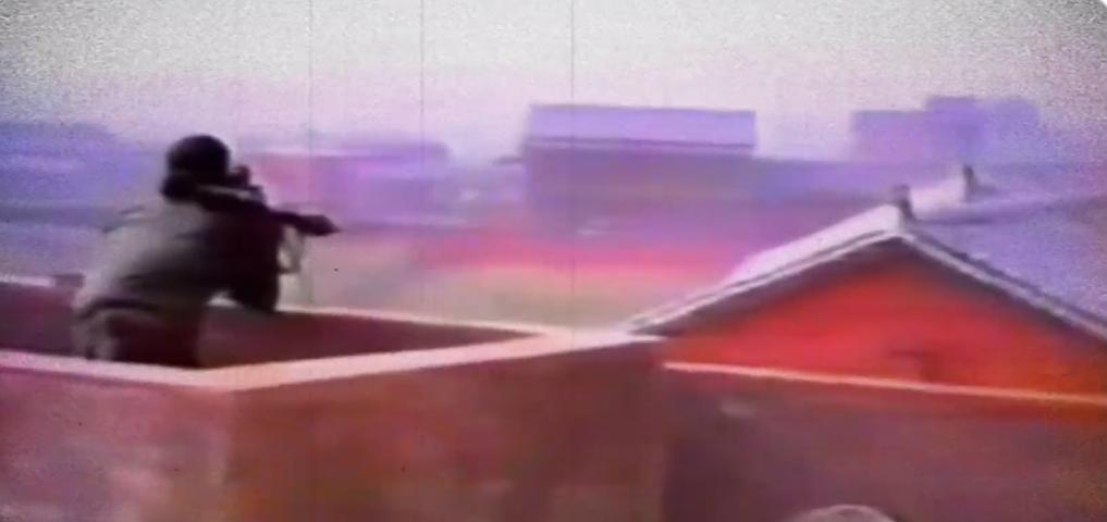 1999年，广西发生了一件特大案件，悍匪阮强手持冲锋枪在一间民房内拒捕，公安民警