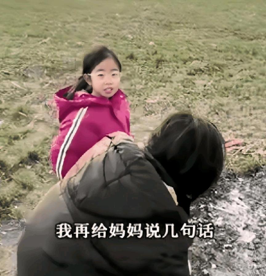 河南，女孩过年前和姑姑一起去看望去世的妈妈，两人准备离开时，女孩突然跪在妈妈坟前