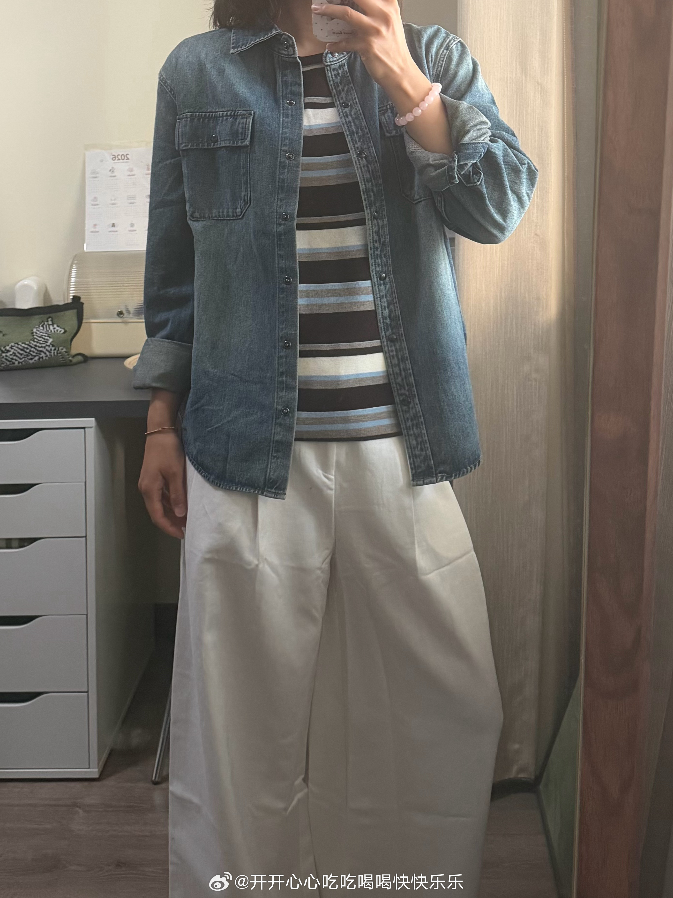 买到了一件相当满意的牛仔衬衫非常适合长期主义，偏厚实可以当一件小外套，又很软，没有一丁点难闻的味道，