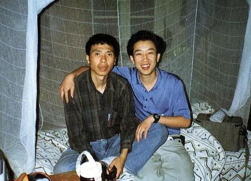 挖到一张珍贵的稀有旧照！年轻时的叶京与冯小刚，在剧组宿舍留下合影。吴京与冯小刚的