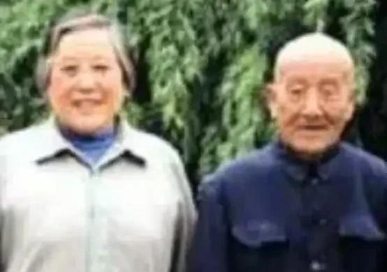 1971年，陕西一贫农贪图便宜，娶了小他10岁，不要彩礼，离过婚且坐过牢的女大学