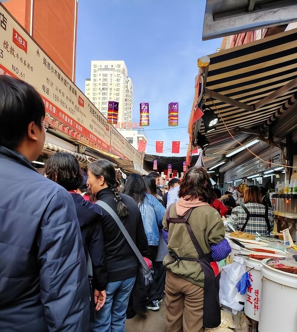 这是朝鲜的农贸市场，民众采购副食品的地方。有报道说：他们一般不喜欢买瘦肉和排骨