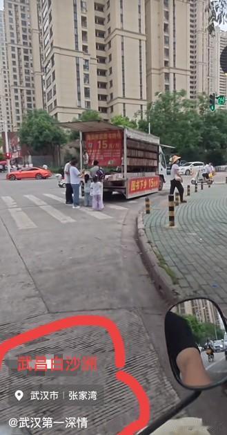 武汉的“深情哥”很迷惑：周末一大早的，武昌白沙洲中心路段，停一辆货车。货车