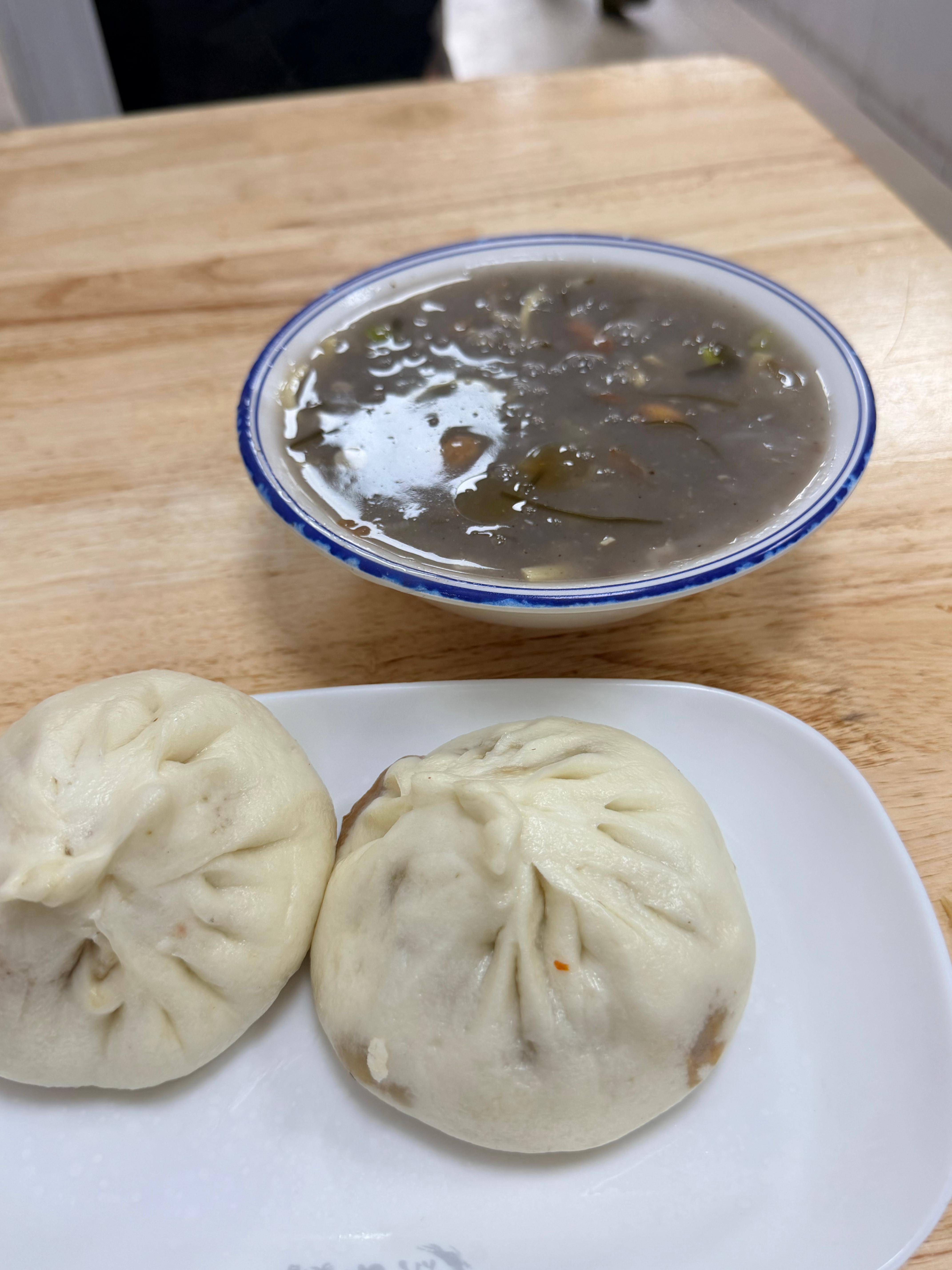 两个肉包一碗汤，在你那多少块大洋？吃了嘛家银们，今吃个包子，我的最爱之一。告诉你