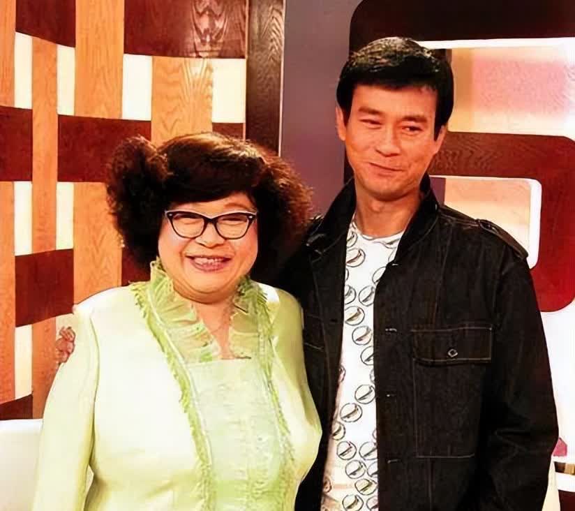 2008年，沈殿霞在奄奄一息之际突然清醒过来，女儿郑欣宜紧张地问她还有什么事情要