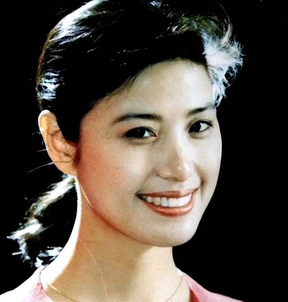 吴玉华的人生简直比电视剧还精彩。她本是杭州娇养大小姐，下乡锻炼出了韧劲，演艺事业