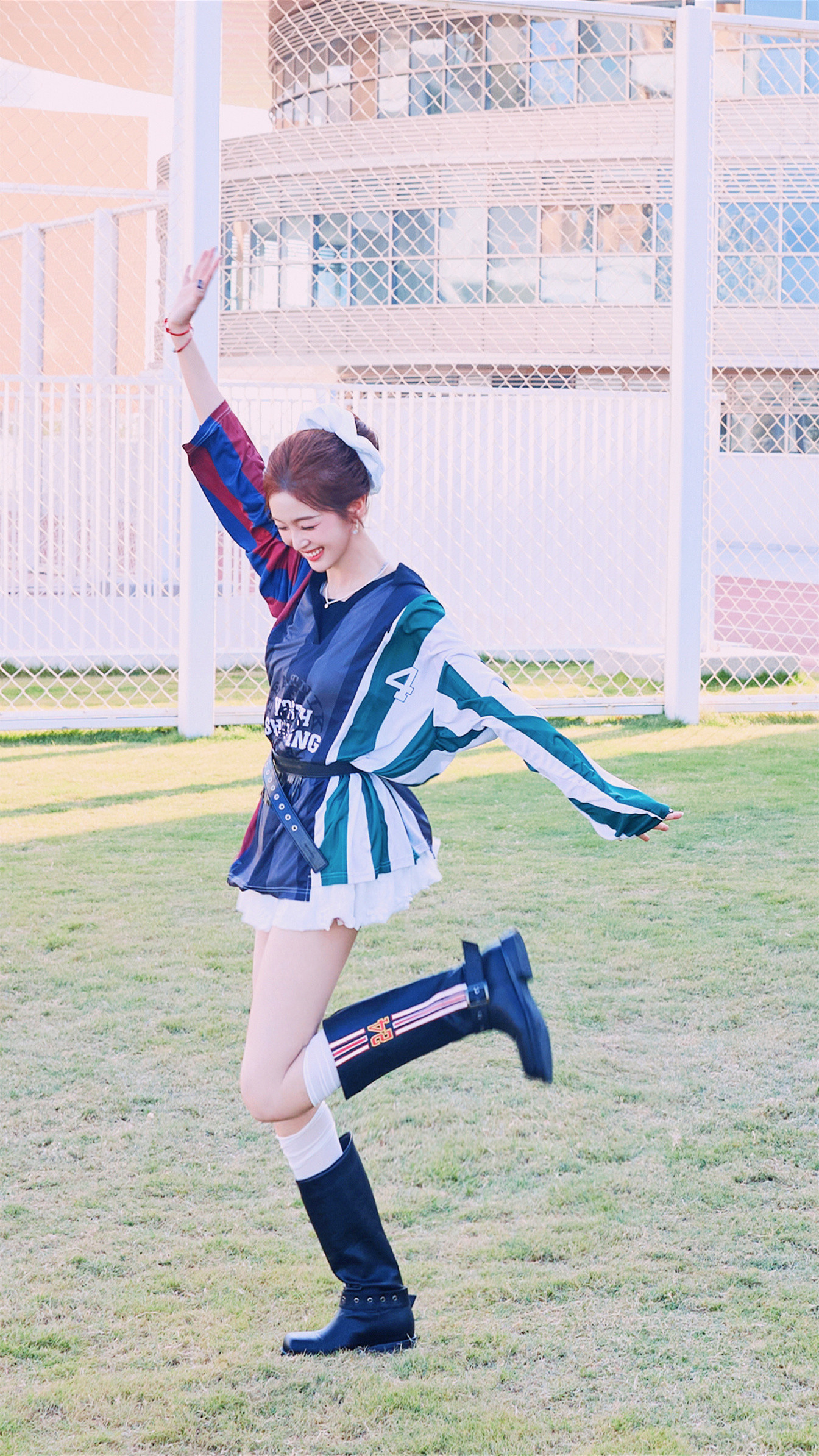 吴宣仪运动穿搭少女法则：化身甜酷“足球少女”。吴宣仪