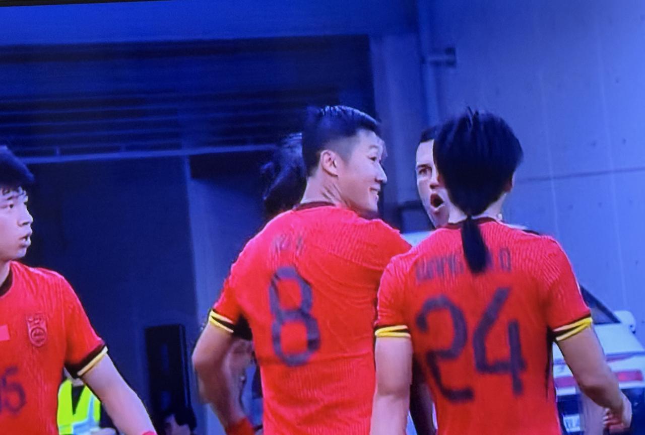 东亚杯诡异的一场比赛！国足拿香港队泄愤！比赛过程紧张而无序，粗糙缺乏技术含量，
