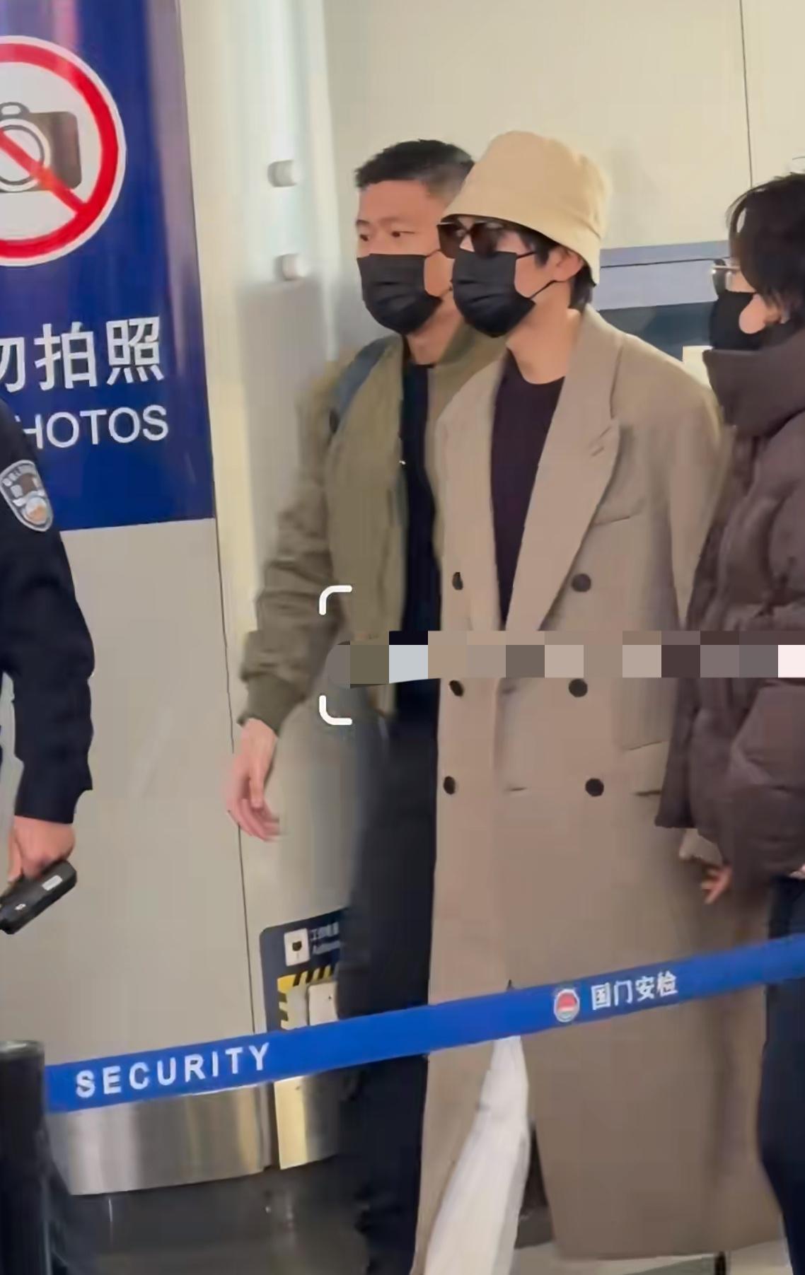 陈楚生、苏醒、王栎鑫、王铮亮和陆虎北京出发录制老友记！哥几个这是约好了啊……昨