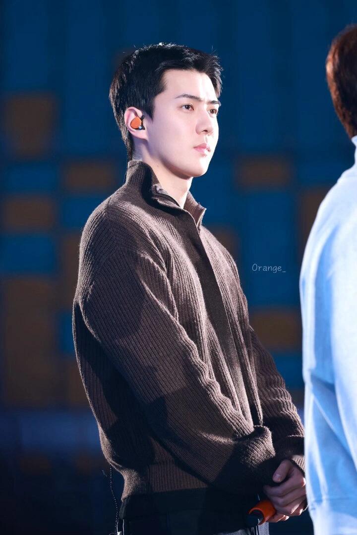 啊啊啊啊啊你是说素颜短发都帅得如此带感吗！！瘦了好多啊欧巴🥺🥺吴世勋素颜短发