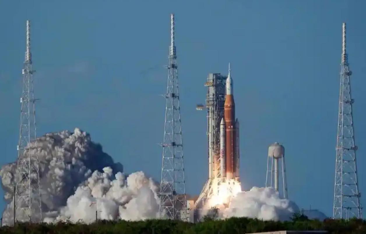 阿耳忒弥斯2号“带病返航”：NASA的太空惊魂与绝地求生在举世瞩目下，NAS