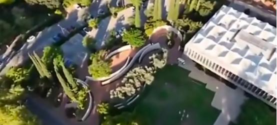 伊朗在网上发布了一段视频，是伊朗无人机在以色列特拉维夫上空拍摄的画面，相当清晰。