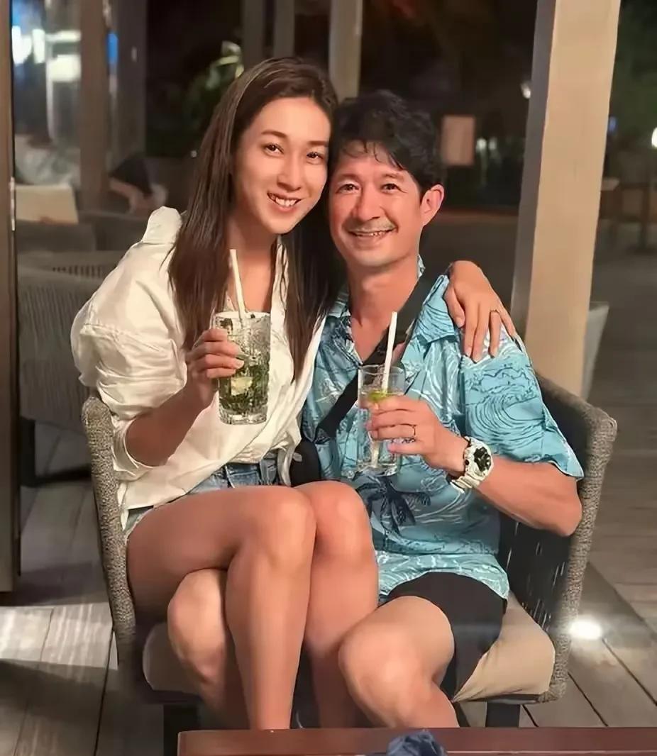 母亲节前钟嘉欣在网上晒全家福直接刷屏了！41岁的她还是那么有气质，不过最绝的是她
