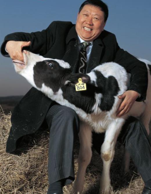 1999年，伊利把牛根生扫地出门，郑俊怀本来很得意，觉得总算把这头“倔牛”赶走了