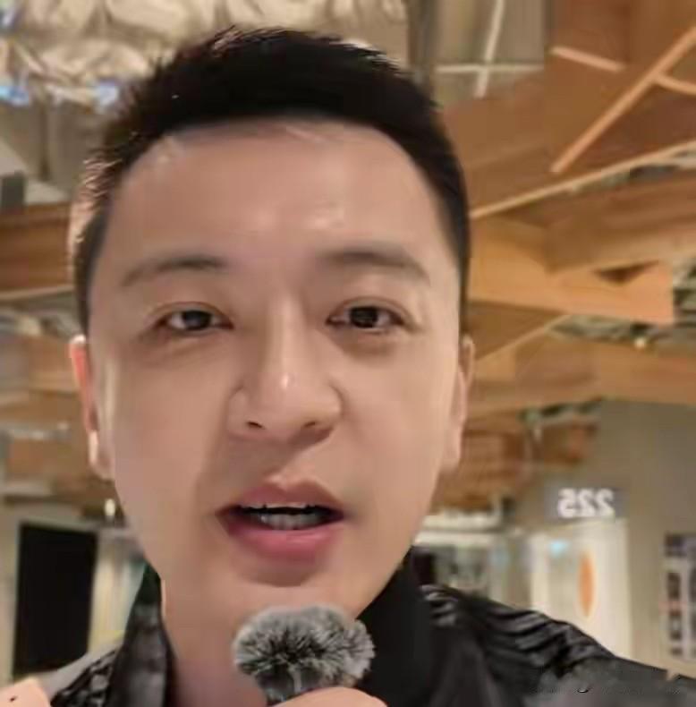 杨鸣提前离场！中国男篮对阵日本男篮前，杨鸣不仅亲自到现场观赛，而且还携带其父亲