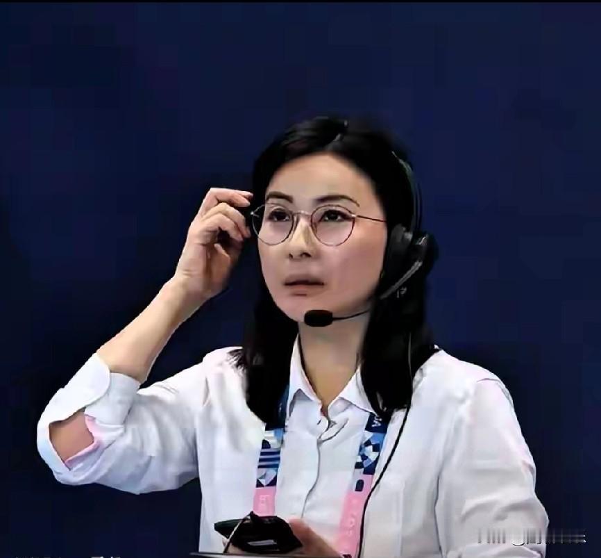 郭晶晶又因缺席弟弟婚礼被网友骂上了热搜！原来，这次弟弟霍启仁与弟媳南风的婚礼，郭