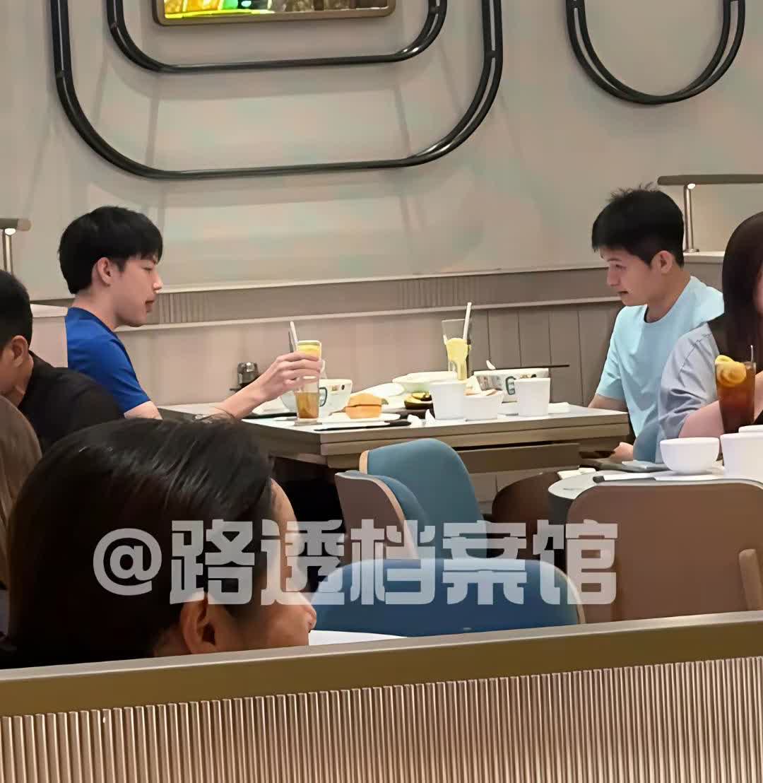 黄友政输了球，林诗栋请吃饭安慰他。林诗栋和黄友政吃饭的时候，小石头完全像