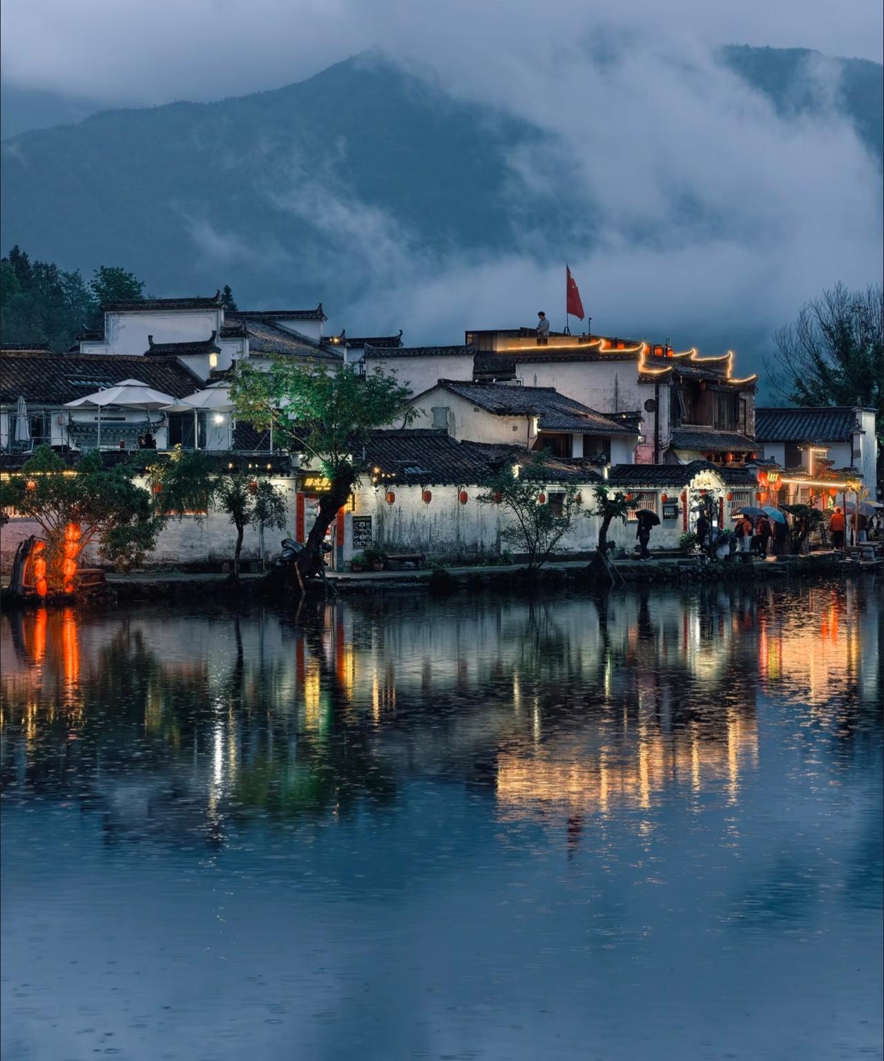 雨中宏村实在太美了！最近南方一直都在下雨，没一点停的意思。索性叫上朋友开车