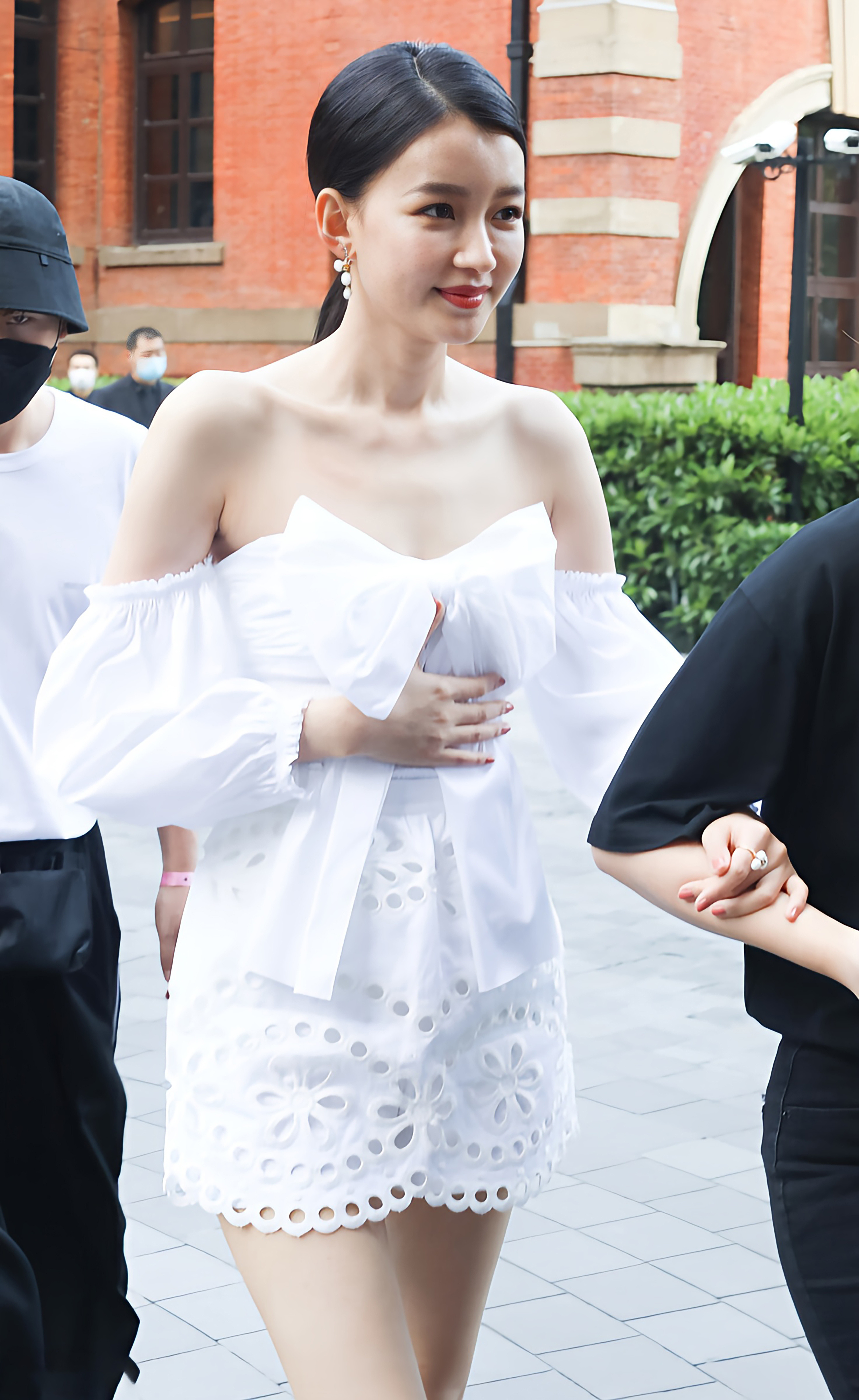 孙怡：温婉动人演技深，荧屏女神情感细，角色鲜活惹人爱，光芒四射永不熄。​​​