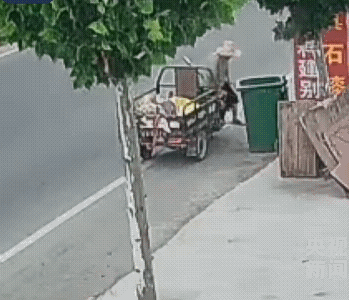 冥冥之中帽子救了大爷，你没看到对面的一个车也跑绿化带上了吗?[捂脸哭]