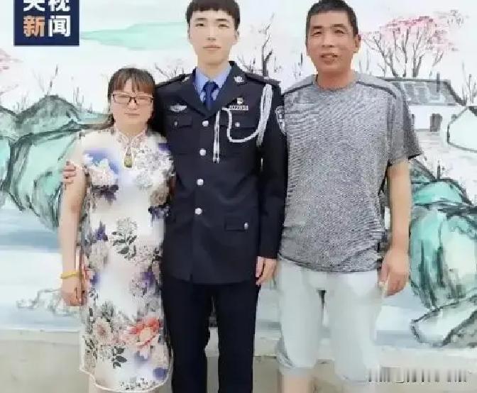 2020年，江苏有一位民警因公牺牲，万万没想到，两年后，这位牺牲民警的母亲竟然在商场看到了儿子的身影