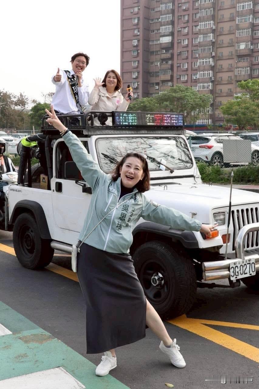 民进党立委吴思瑶今（17日）在脸书发文称，拼到最后一分钟，项柏翰的最后冲刺，思瑶