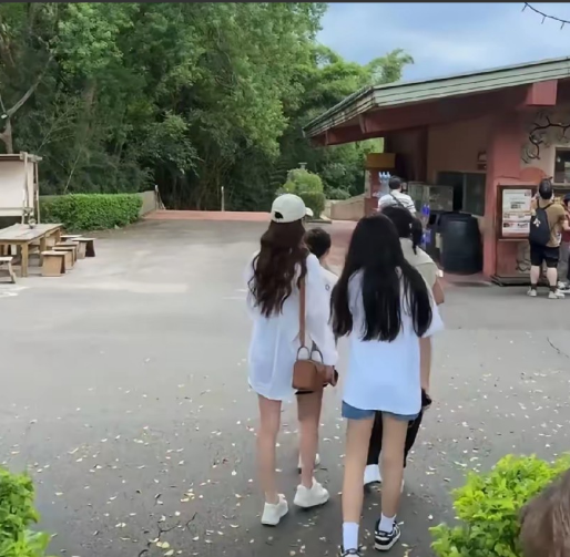 汪小菲这次守住了底线！全家亲子装上阵，游玩野生动物园玥儿又高又瘦，体态高