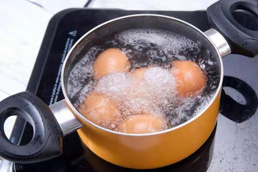 “46岁男子每天吃水煮蛋，确诊肝硬化！医生：这么吃身体肯定不好❌一、真相核查