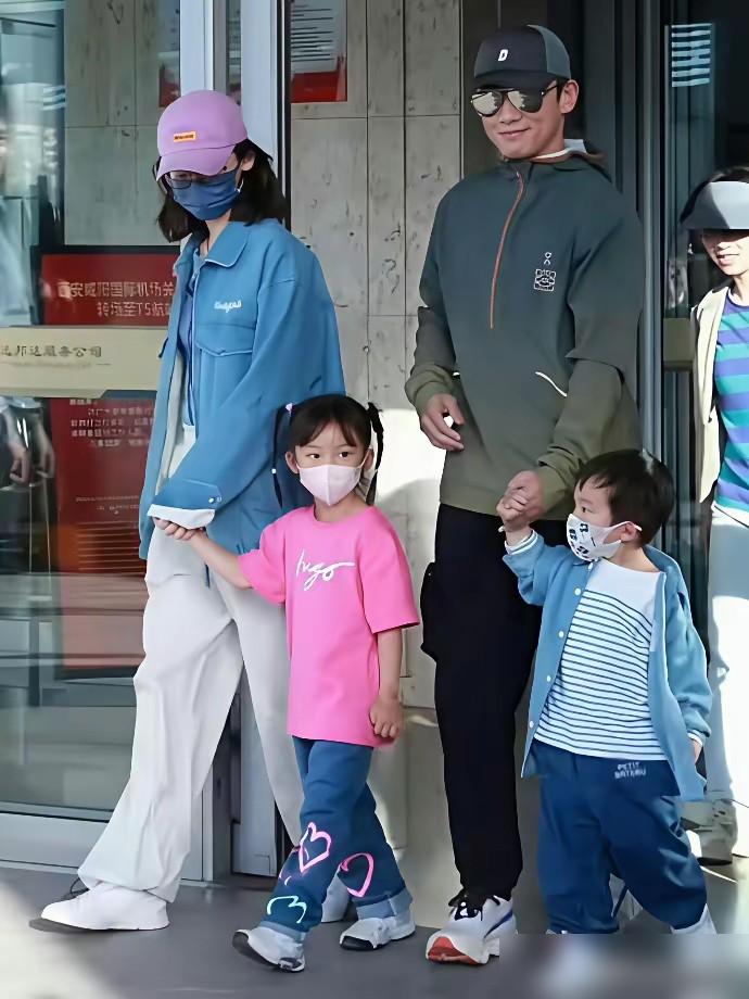 郑恺苗苗藏了快三年的三胎女儿，终于露正脸了。之前三年生仨娃，二胎三胎间隔才一