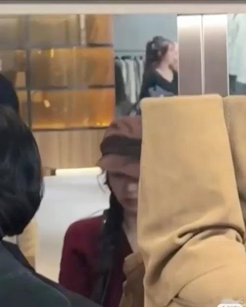 wow有网友在韩国商场偶遇田曦薇~小田素颜状态也超棒！