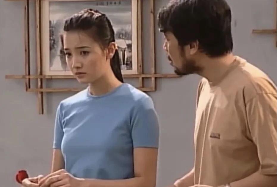 于和伟年轻的时候就胡子拉碴的，看不出来那个时候就这么成熟了。跟他一起拍戏的美女是