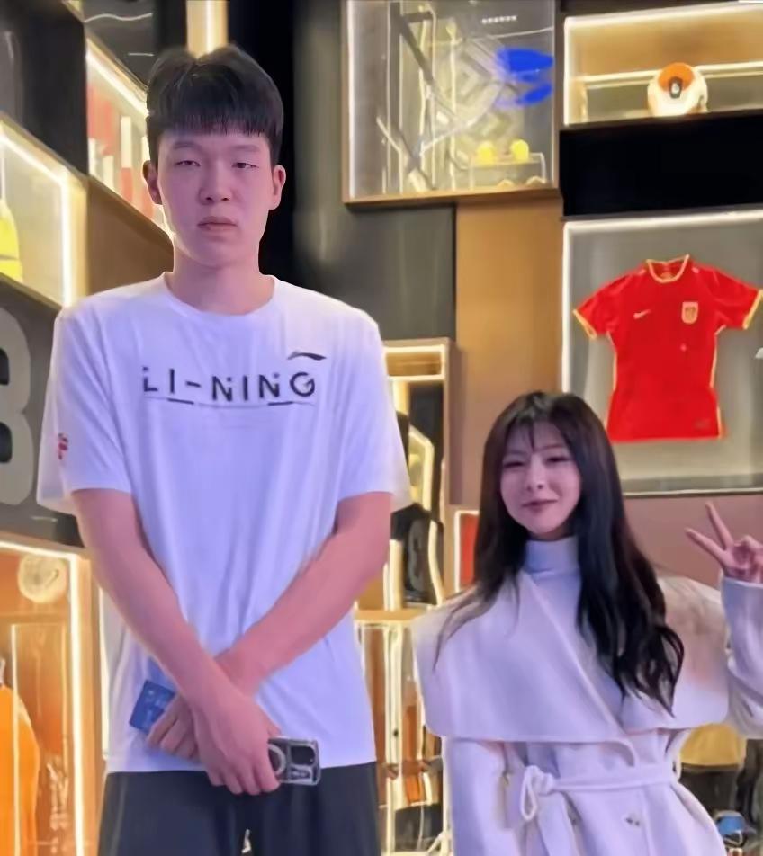 杨翰森在NBA的历程注定是失败的,他把姚明,王治郅的话当做耳旁风。他又走了一回周