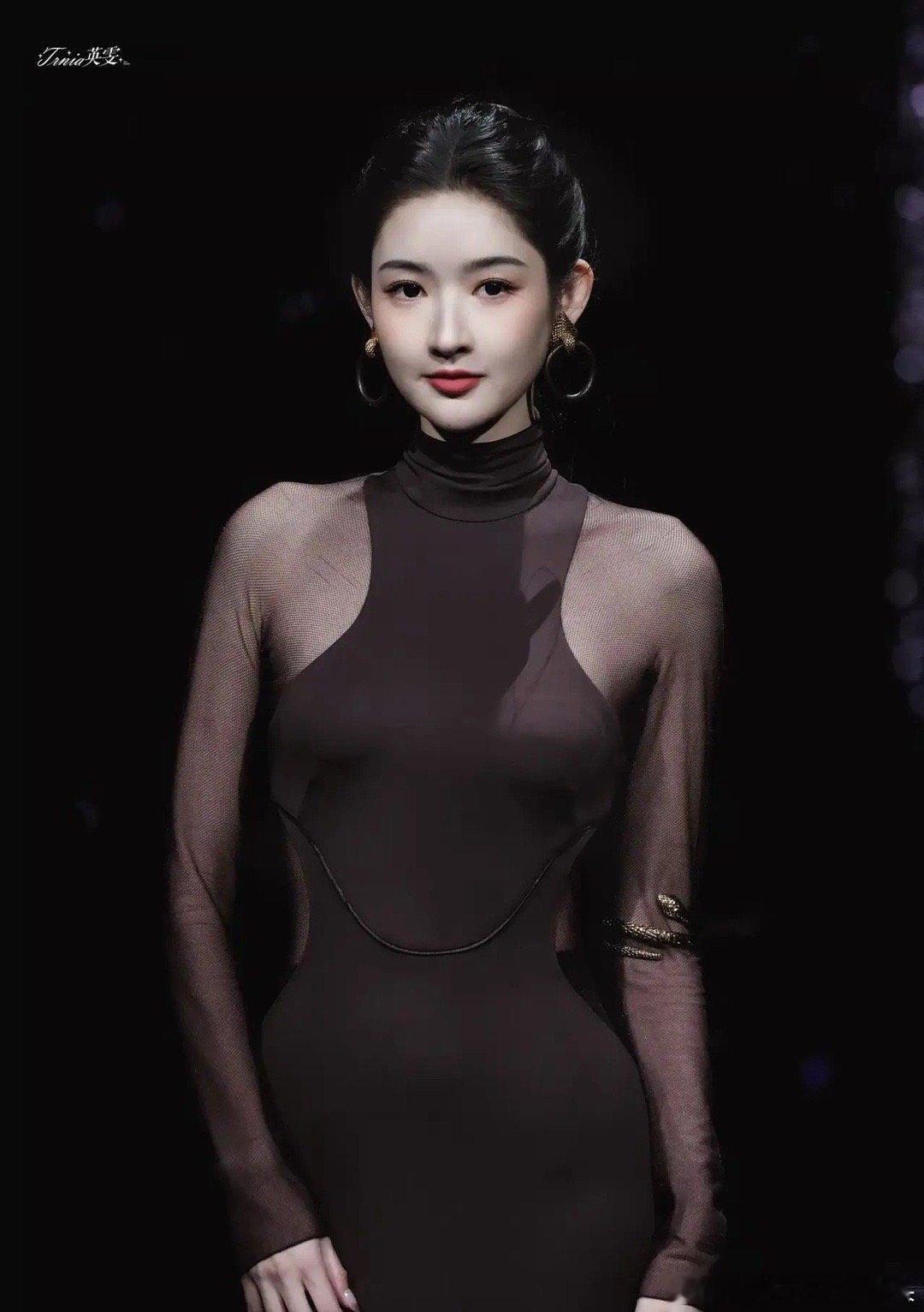 王玉雯这个人，你不能细看，因为你一细看，就发现他或许长相不够出众，但每次出席活动