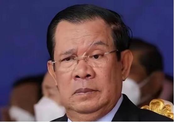 洪森是个战争狠人，他一生经历了105场战斗，有5次受伤、其中最严重是左眼失明了，