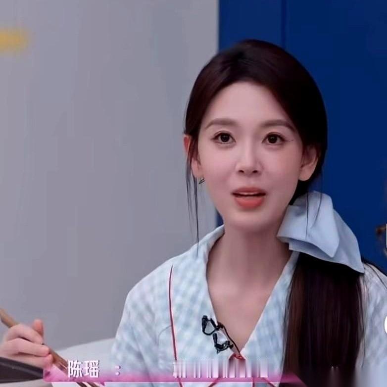在一档访谈节目里，谢娜看着坐在对面的演员陈瑶，随口抛出一个常规问题：“你是一开始
