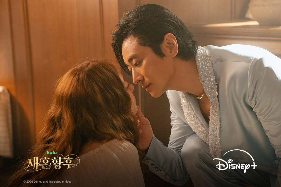 申敏儿朱智勋李钟硕李世荣主演Disney+新剧再婚皇后公开剧照。该剧改编自同