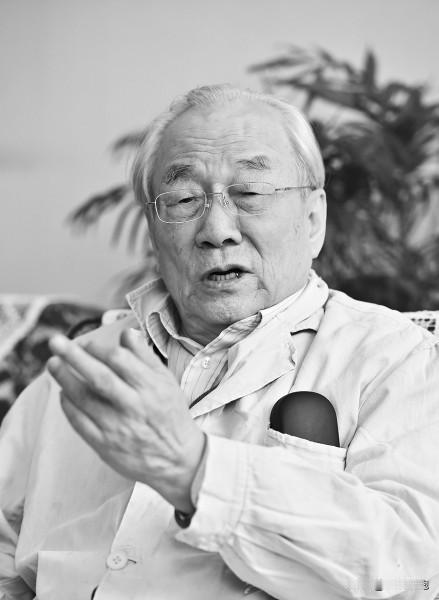 于德泉（1932.10—2022.12.31），山东蓬莱人，天然药物化学家，中国