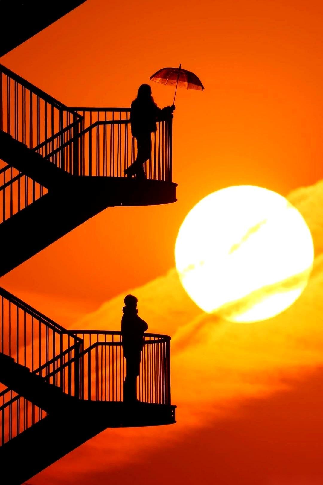 结婚纪念日前一天，我提着行李箱，从外地飞回来。本想给他个天大的惊喜。结果呢？