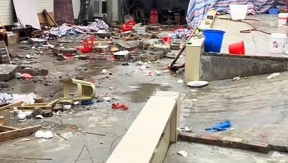 说了不想办升学宴，结果还是被亲友推着办，这下自建房塌了砸死5个人，到底算谁的？